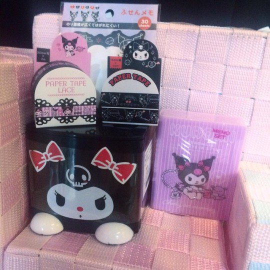 It’s fall, y’all! Kuromi is here to help you get creepy and kawaii just in time for Halloween! 🦇