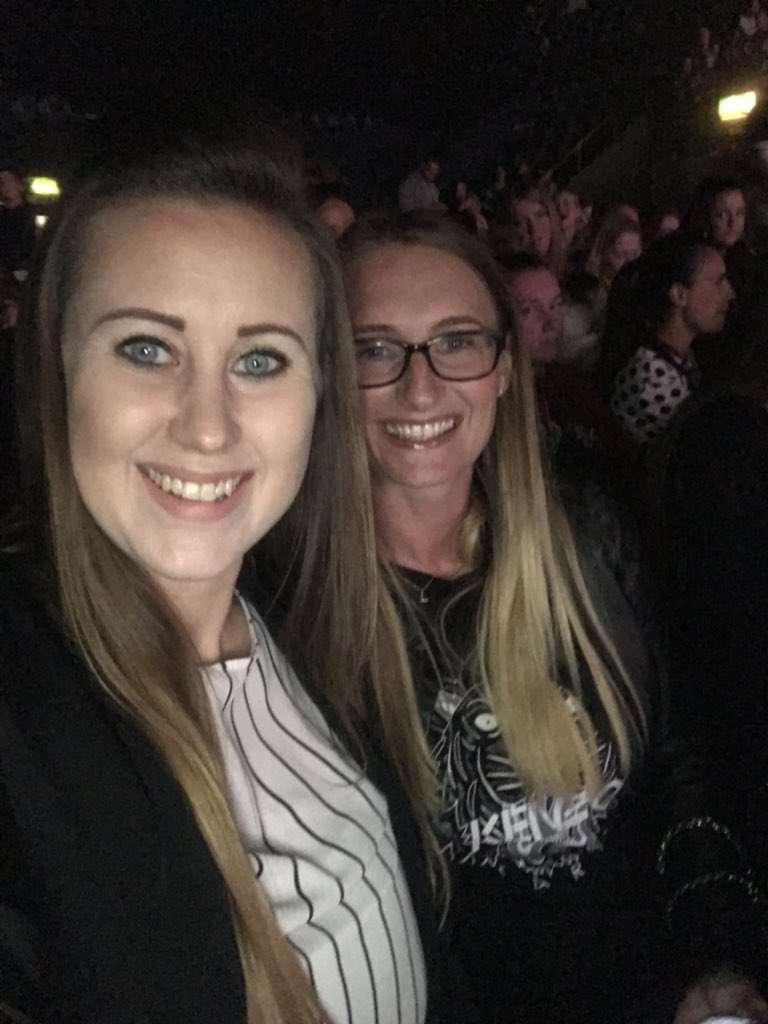 LaurenyWebster's tweet photo. Back down in London with @Mrs_Hayesx - ready for @jasonderulo #2SidesTour 😍😍😍😍 #GirlsNightOut https://t.co/Zl0JsQlSmY