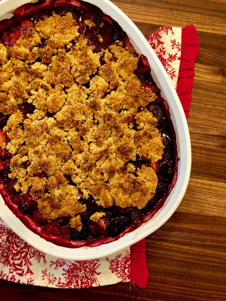 Gluten Free &amp; Paleo Berry Crumble balancedgrettie.com/2018/09/28/glu…