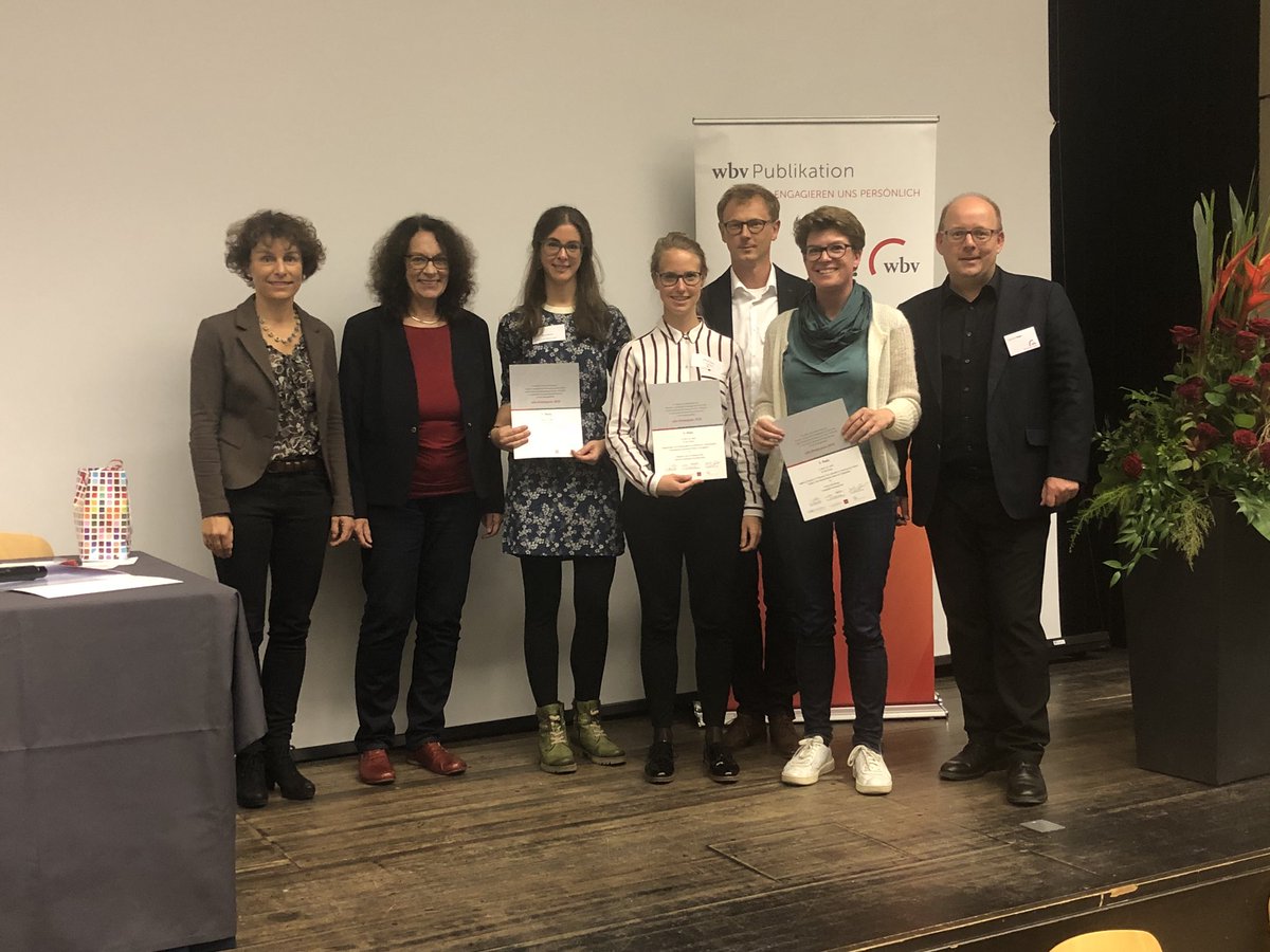 wbv_de's tweet photo. *Trommelwirbel* Herzlichen Glückwunsch den Preisträger:innen vom #wbvPosterpreis der Sektion #Erwachsenenbildung @DGfE_eV 2018 an der @uni_mainz #EB2018 https://t.co/thmKsRfRrF