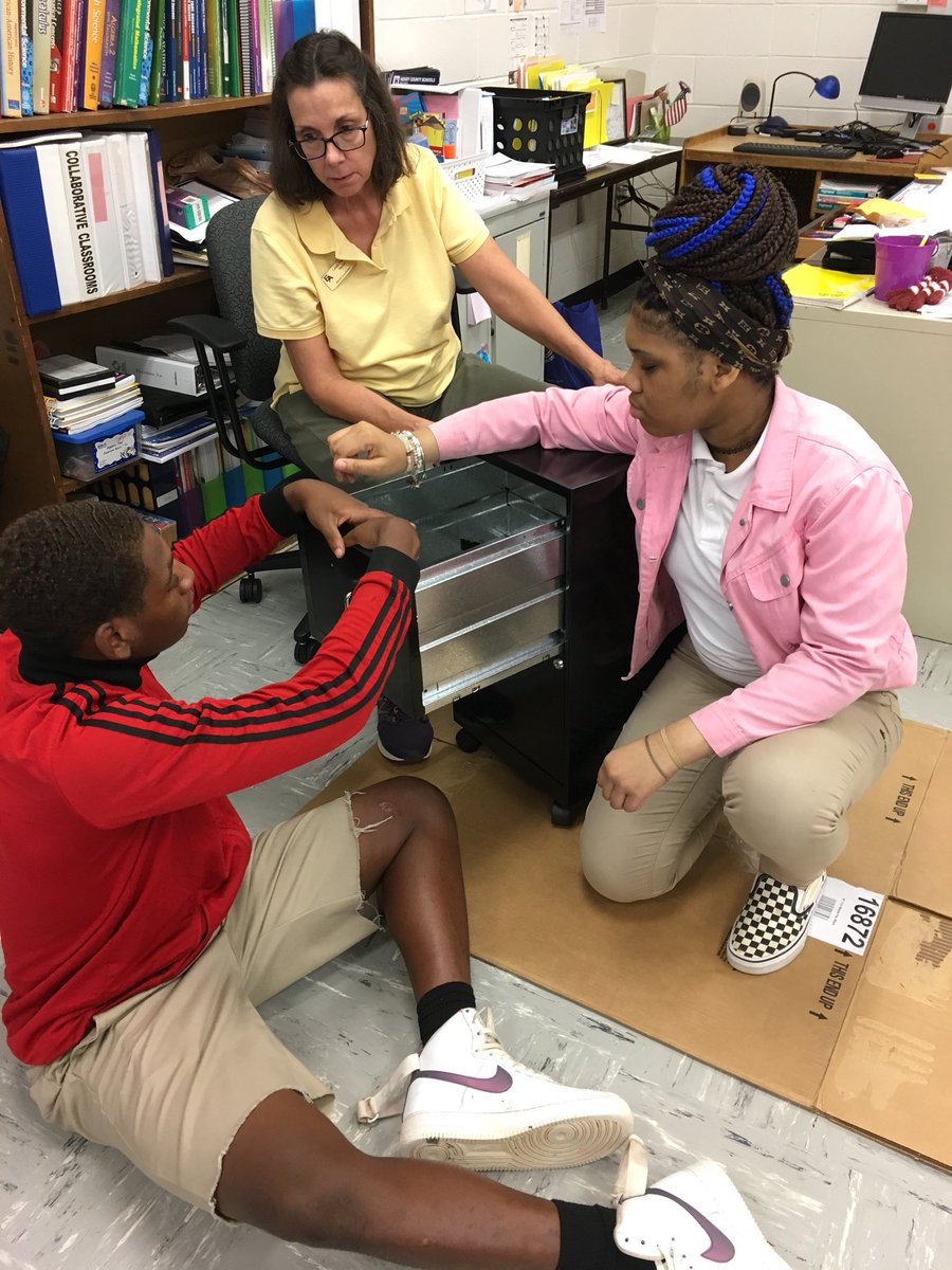 lpatrickmath's tweet photo. Righty tighty, lefty loosy- not your every day math class! #EXCELisALLin #bettertogether @EXCELAcademyHCS https://t.co/CUD675DghQ