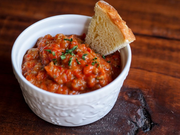HUNGARYTO's tweet photo. #AJVÁR, #condimento de #pimientos rojos, #berenjena, #ajo y #pimienta. #Popular en la #cocina de los #Balcanes, varios #países pugnan su #exclusividad. #Untado en #pan, #sandwiches, #ensaladas, #carnes #asadas o #parrilla. Disponible en #Hungaryto (también en versión #picante). https://t.co/aaPeY1VSv4