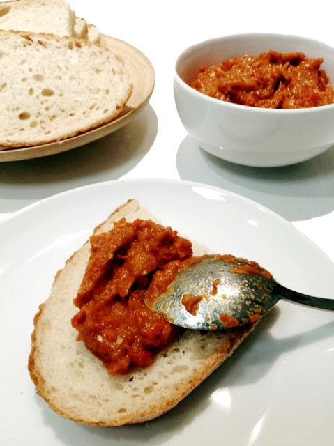 HUNGARYTO's tweet photo. #AJVÁR, #condimento de #pimientos rojos, #berenjena, #ajo y #pimienta. #Popular en la #cocina de los #Balcanes, varios #países pugnan su #exclusividad. #Untado en #pan, #sandwiches, #ensaladas, #carnes #asadas o #parrilla. Disponible en #Hungaryto (también en versión #picante). https://t.co/aaPeY1VSv4