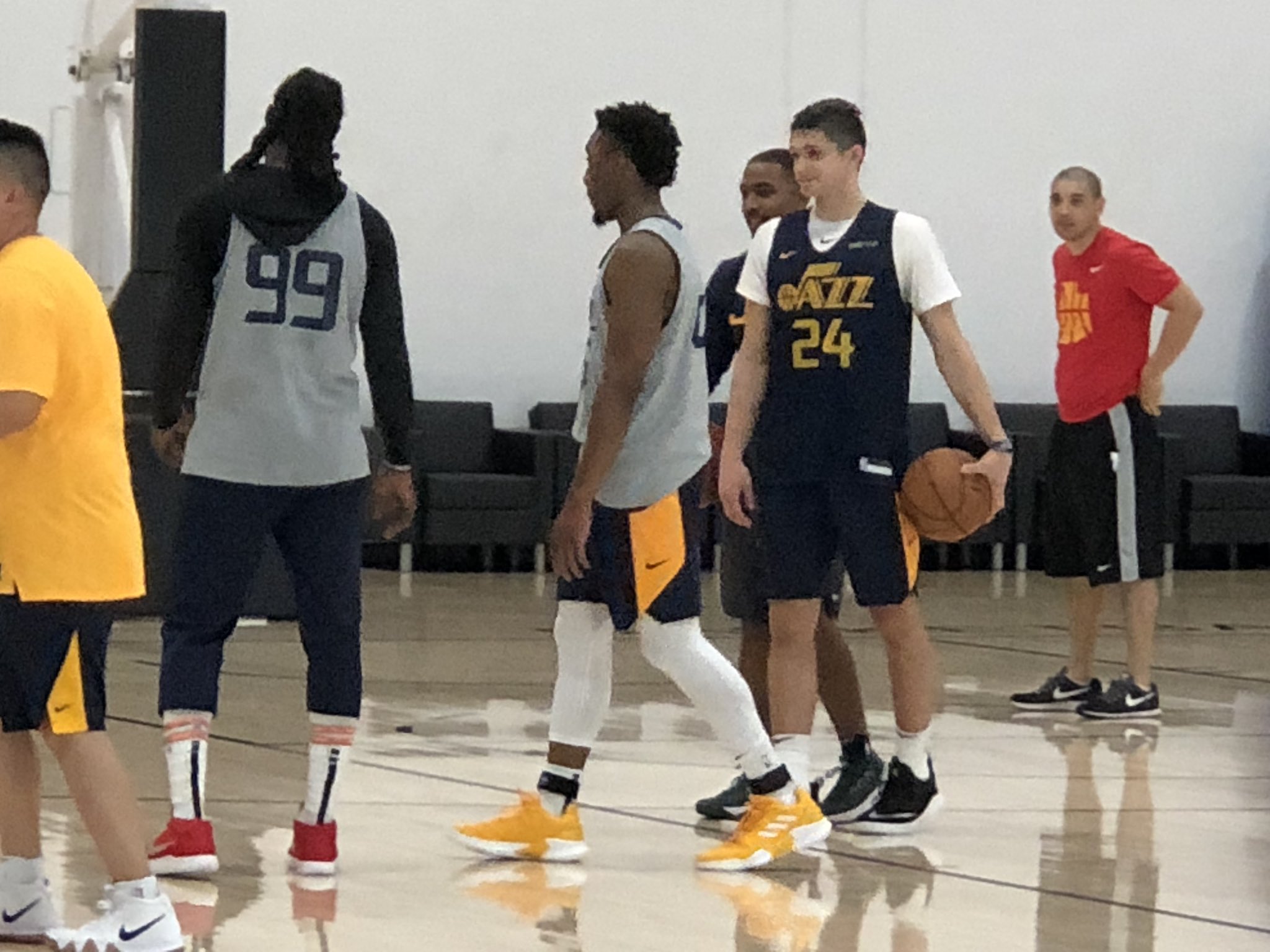 Eric Woodyard on X Utah Jazz star Donovan Mitchell breaks out the sunshine yellow white version of the Adidas pro bounce lows today for the final day of training camp. TakeNote https t 44x8y5ZGlH