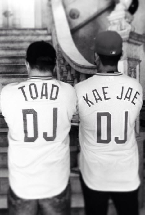 willardrenfrow's tweet image. I will be joined tonight @holygrailbanks with my good friend @djtoad for the @Reds post game party. #RedLegs #2DJS