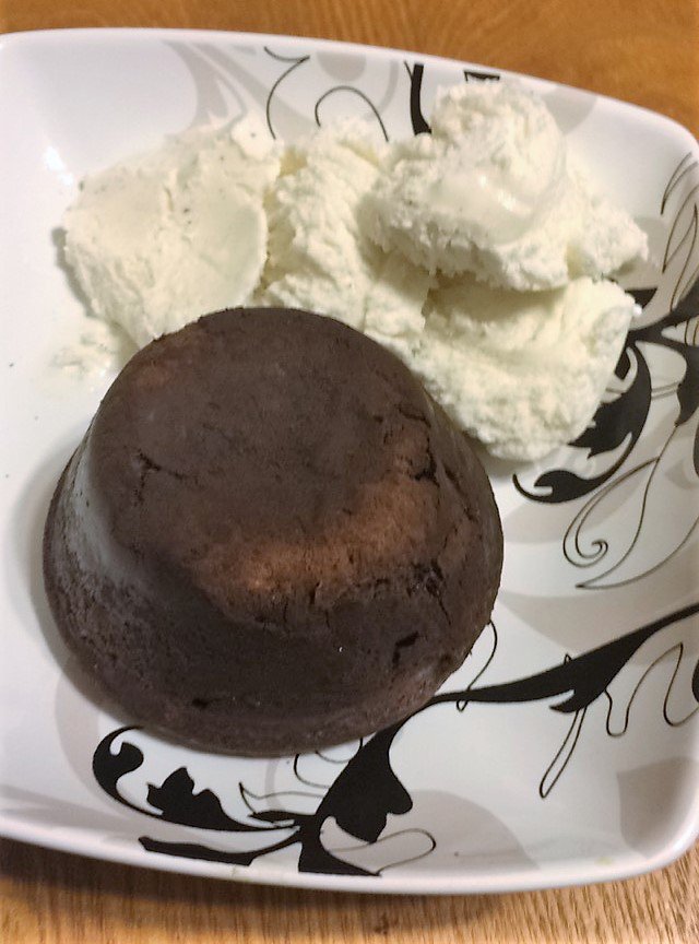 Aubs1789's tweet photo. I love cooking, but baking is my specialty so my signature dish is a beautifully cooked molten lava cake, made with peanut butter in this version @HellsKitchenFOX @CaesarsPalace #HellsKitchenSweepstakes https://t.co/5Co3SyUbxf