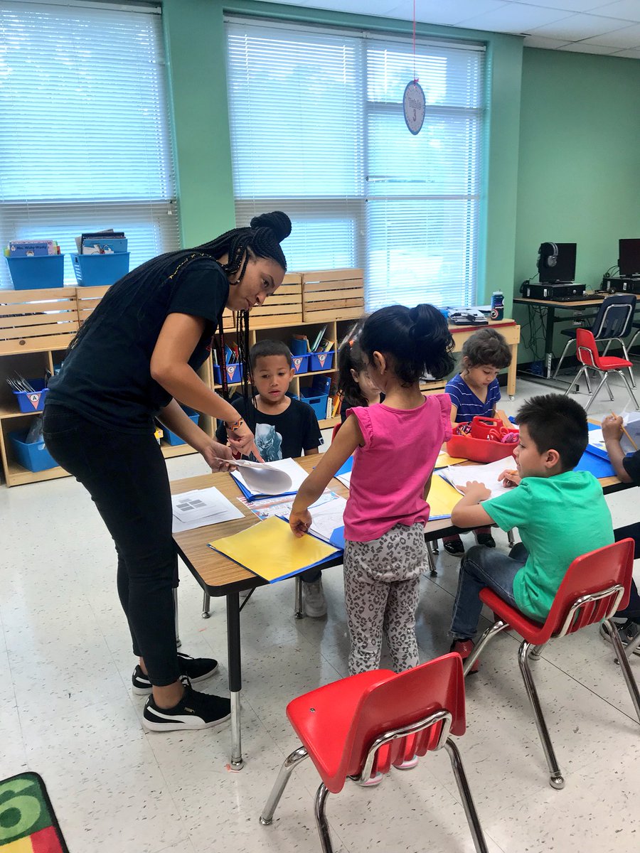 paigekalexander's tweet photo. Teachers practicing table conferences during writing workshop in our K labsite. So excited to see these put into practice! @ISESadmin #ISESbethedifference #tcrwp @EspoEricka https://t.co/SzeKVwHYW8