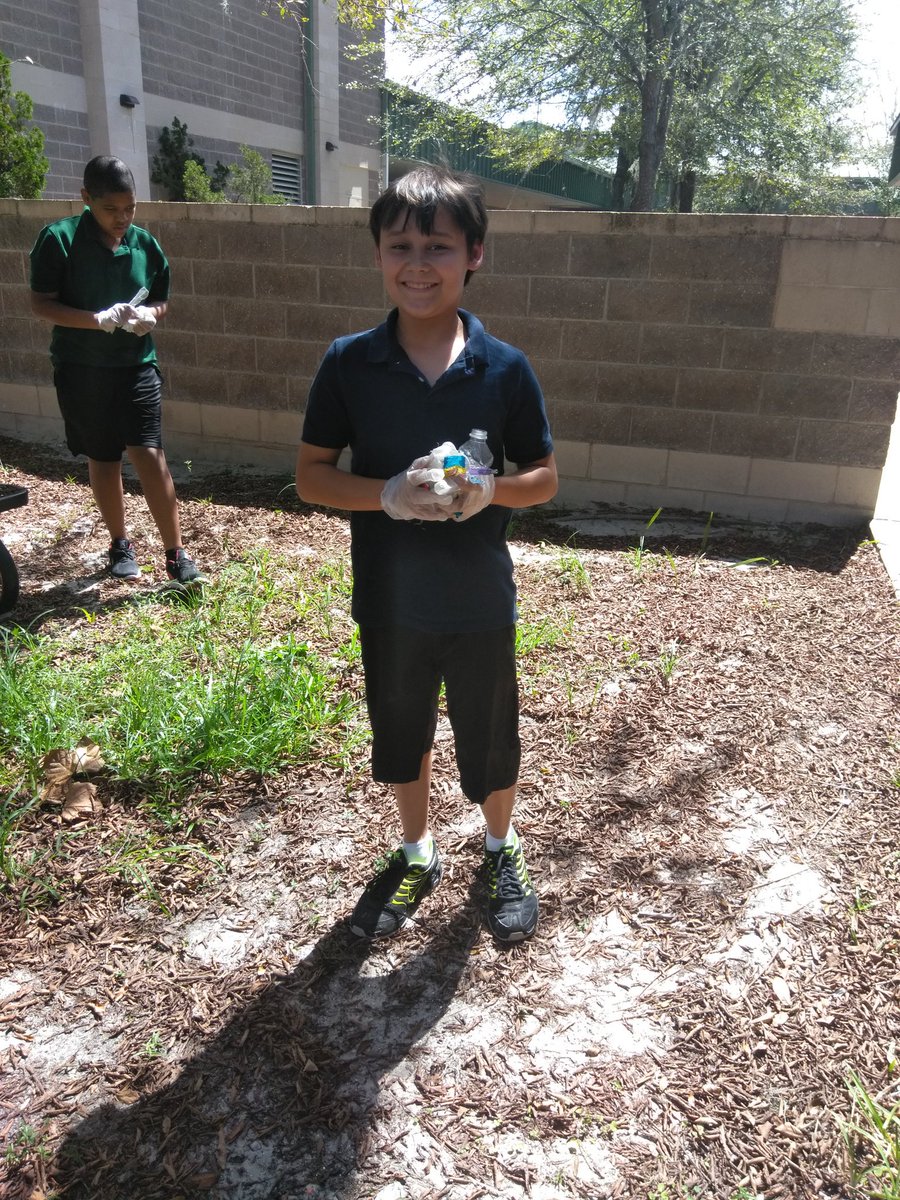 Sharonbrownpro1's tweet photo. My Learning Strategies students are soaring to Greater Heights by participating in Kindness Week. Two big projects this week.  Campus Beautification and helping in the resources center.  Go Eagles!@StephanieOwens @HeritageMiddle1 @HeritageD100 https://t.co/dCSewzptUW