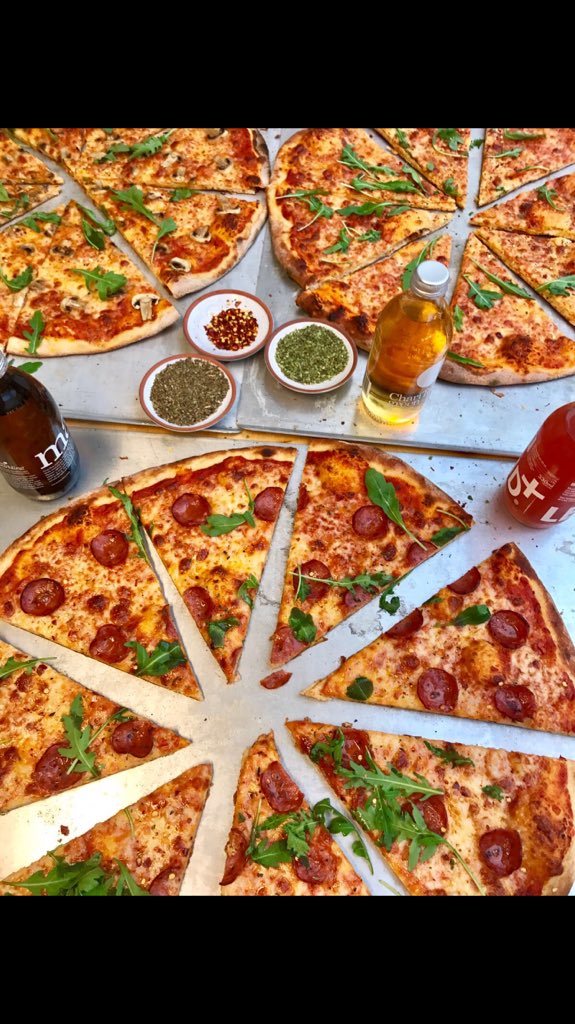 Kom du hem sent inatt? Vi serverar lördagspizzan från 11:00. Tegnergatan 7 precis som vanligt. #pizzaslice #sliceofnyse