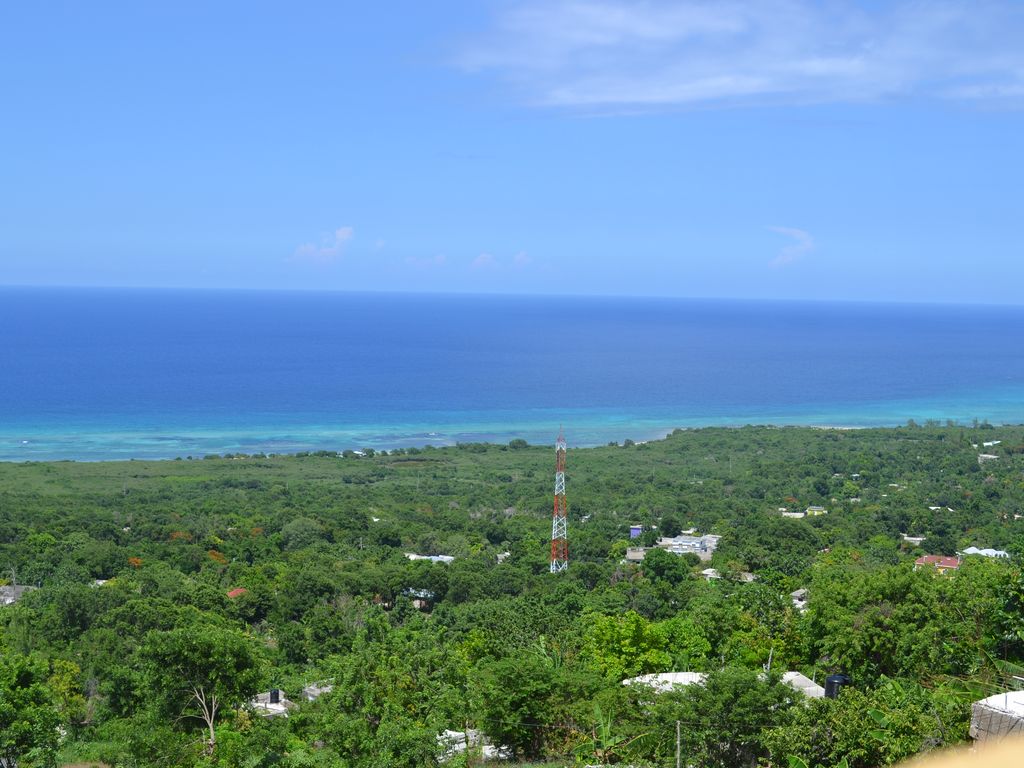 HeightsSea's tweet image. The #SeaView #HeightsVilla #MontegoBay, is elegant #design over #looking the #CaribbeanSea, each #bedroom has its own walk in closet, plus #rooms are fully Air #Conditioner with 32" LCD TV   findamericanrentals.com/montego-bay-vi…