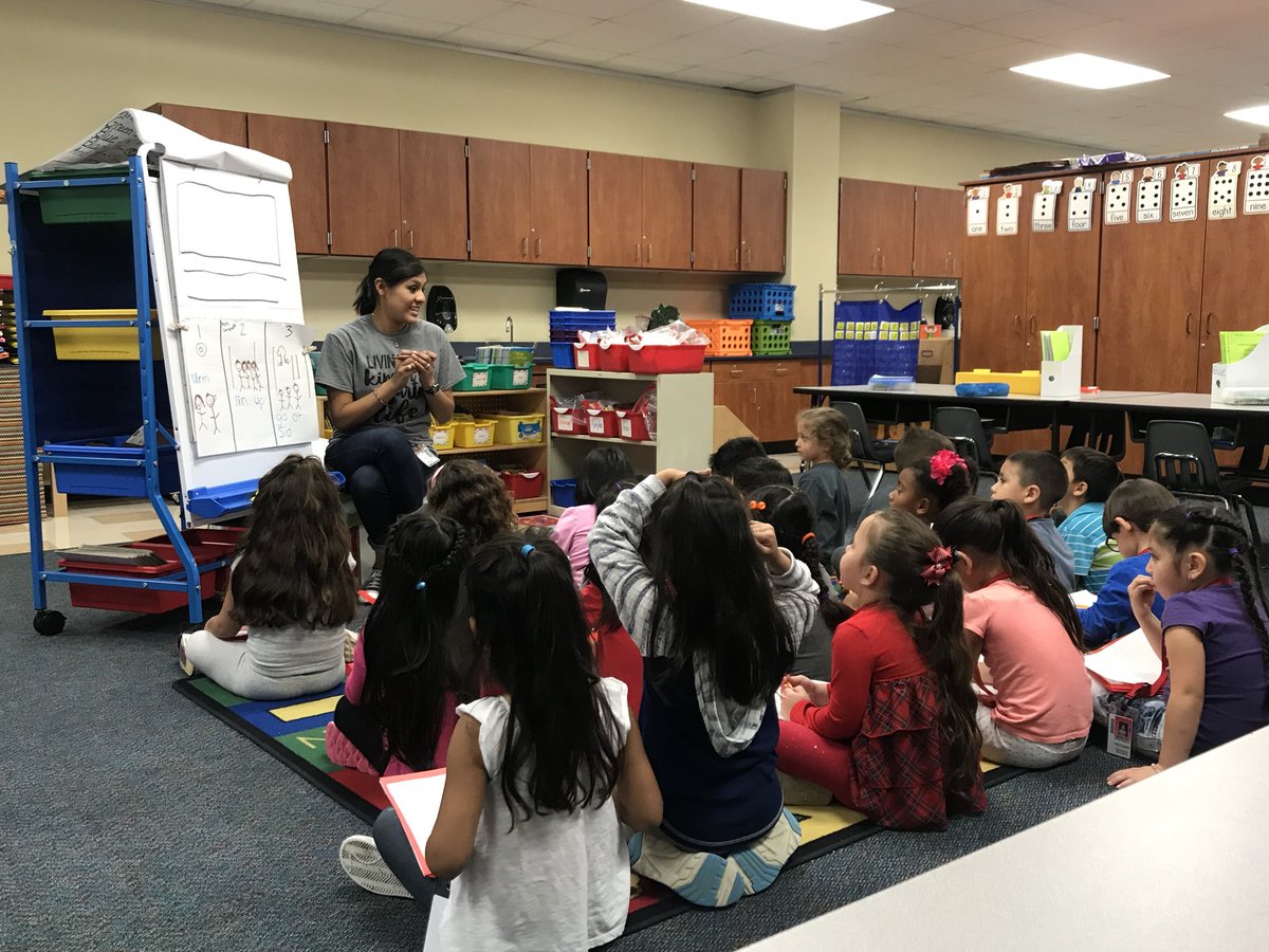 ReaderLeaderBSA's tweet photo. Today I happened to catch an awesome interactive writing lesson with @MrsGusewelle’s class! #TeamHemmenway #cfisdspirit @HemmenwayStreak https://t.co/X7aw2sD1ky