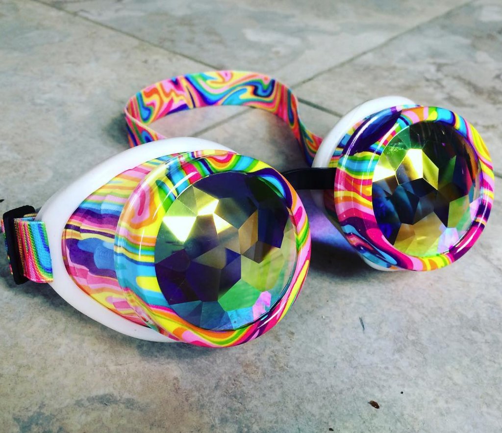 RaveCaveUK's tweet photo. Tired of the 'same old' nights out? GloFX's trippy goggles amplify your experience 🌀
Treat yourself today for a trip like no other with #RaveCaveUK

https://t.co/K8Y71FlWeL https://t.co/WwDo0GJz68