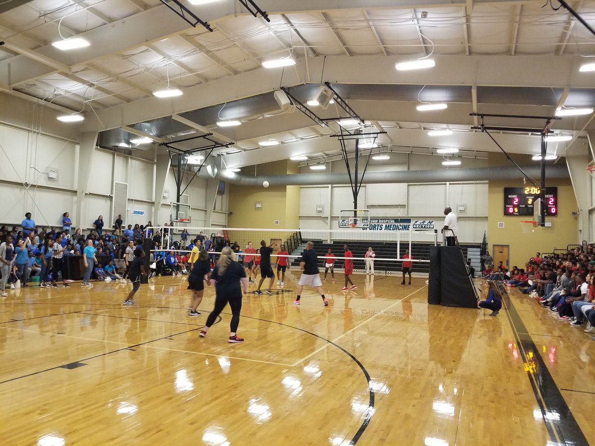 BrewTechMagnet's tweet photo. Today was the Faculty vs. Student VolleyBall game to get our students fired up ahead of October testing month. Let's do well on the PreACT, the ACT WorkKeys and PSAT. #BrewTechMagnet #MPSmovingforward @MPSAL https://t.co/BmTaAXsE5d
