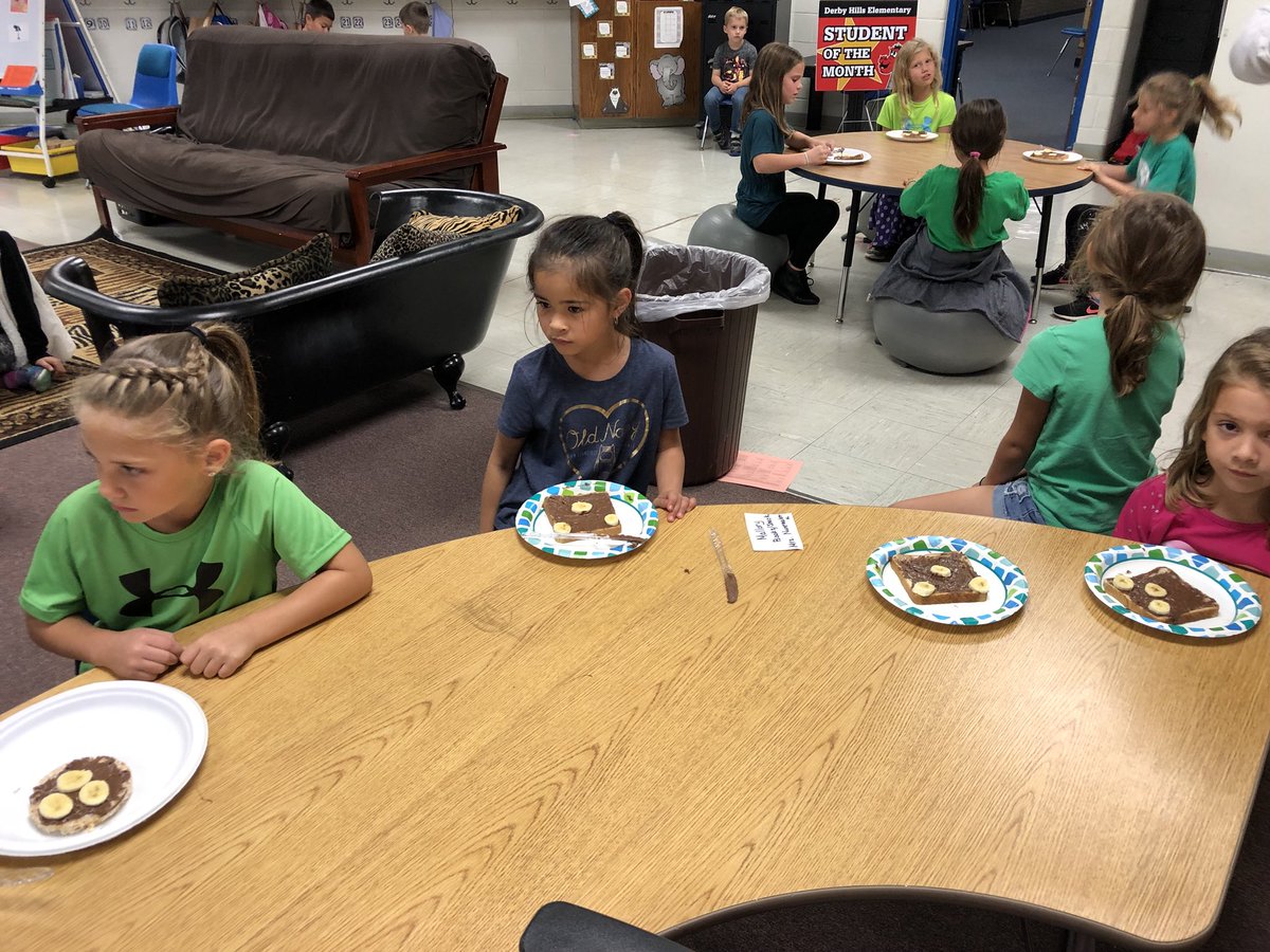 EricaNunemaker1's tweet photo. I love club day! Getting to see students K-5 interacting &amp; building relationships with students I don’t see everyday! In our book/snack club we read a bear book and then made a bear snack! Thanks for making this part of our month @DHEPrincipal! #dhefamily #derbyschools #ITeachK https://t.co/XqgCYUwcAU