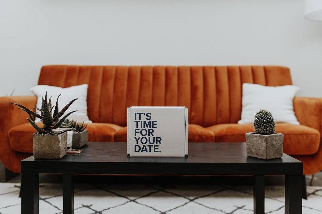 JeanMarieEP's tweet photo. #ad I got my #GetDateBox in- Cake Pops &amp; Painting! Date Box is a fun, unique date night for you and your significant other. Well when you're single like me, you can do it with your roommate! Get 50% off your DateBox w. the code: JEANMARIEJAX50 at https://t.co/1sJ2VQBe9X 
#991WQIK https://t.co/evojqai5Ip
