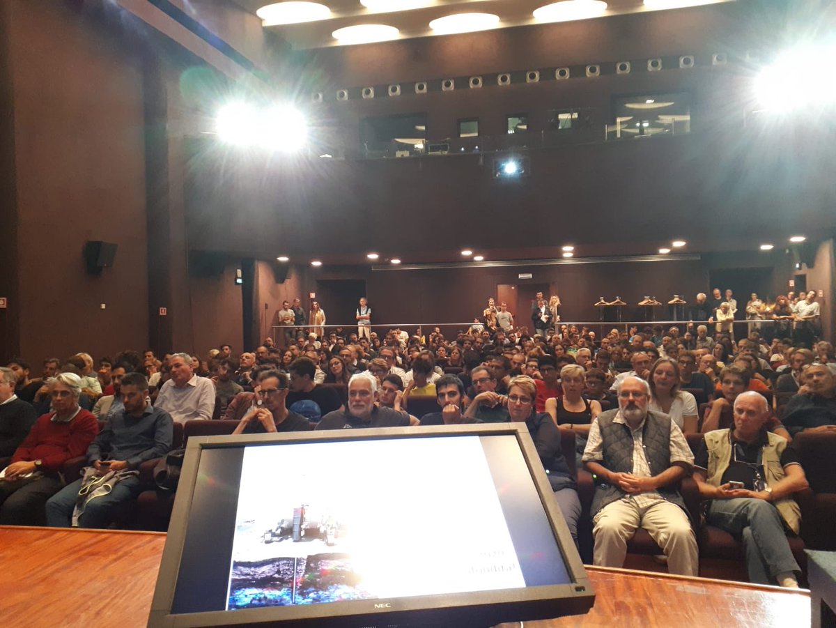 Leonardo_IT's tweet photo. Intanto a #Milano al #MeetmeTonight si parla di #Spazio e di #Marte assieme a #Leonardo 🚀🛰#NotteEuropeaDeiRicercatori https://t.co/Os9MixSRfG