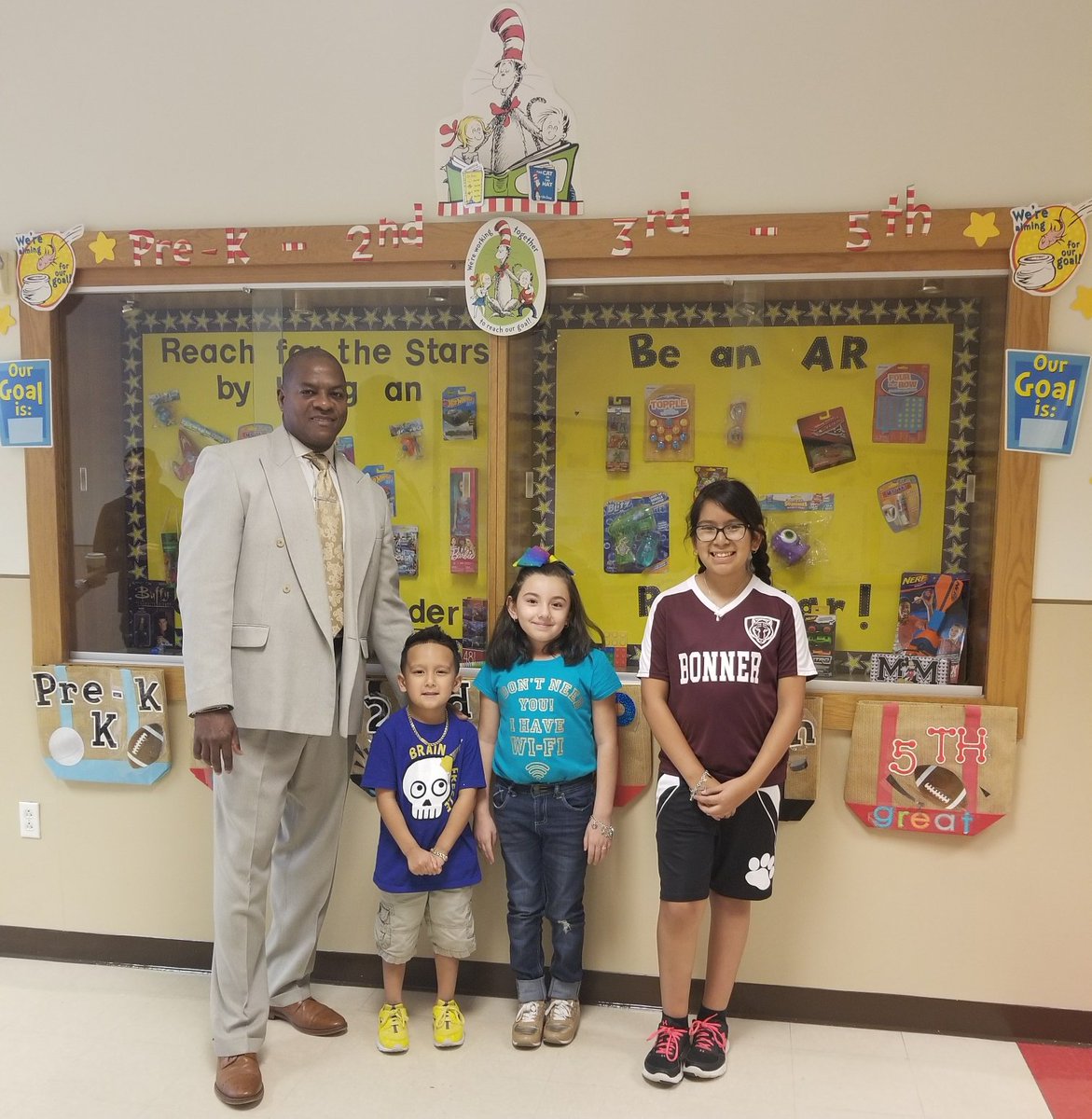 BonnerElemHISD's tweet photo. Kicking off AR with our first week's winners!📚🍎  #readersareleaders #readingrocks #AR @BonnerElemHISD https://t.co/kzRkJSshIy