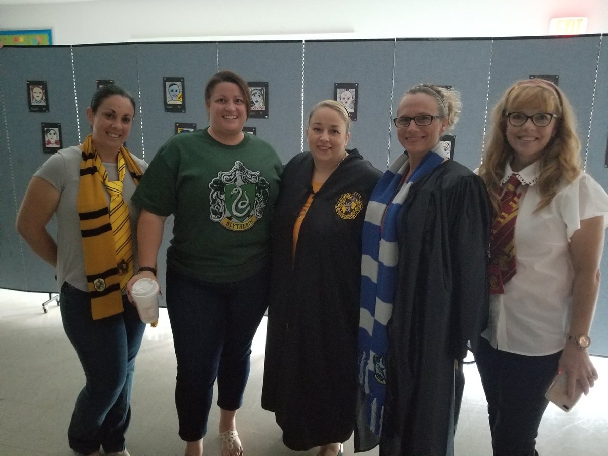 100% engagement- 5th graders divided into 4 houses but still one family! Pure awesomeness! <a href="/ClarkElemTampa/">H. Clark Elementary</a> @MrsGuptasClass #KidsDeserveIt #HarryPotter