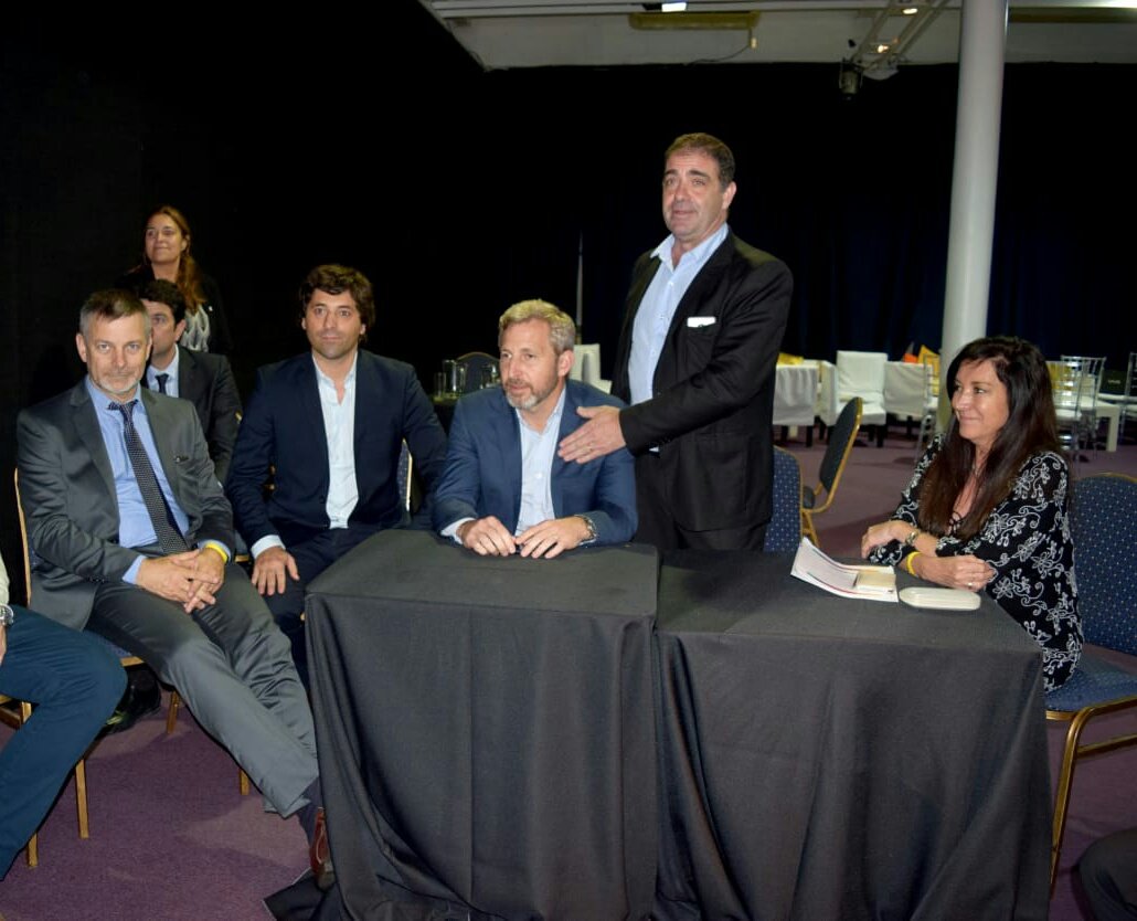 laurmachado's tweet photo. Participando de la reunión de Intendentes y Jefes Comunales de la #CoMuPRO de #Cordoba con el Ministro del Interior @frigeriorogelio. https://t.co/BwasWBxq6W
