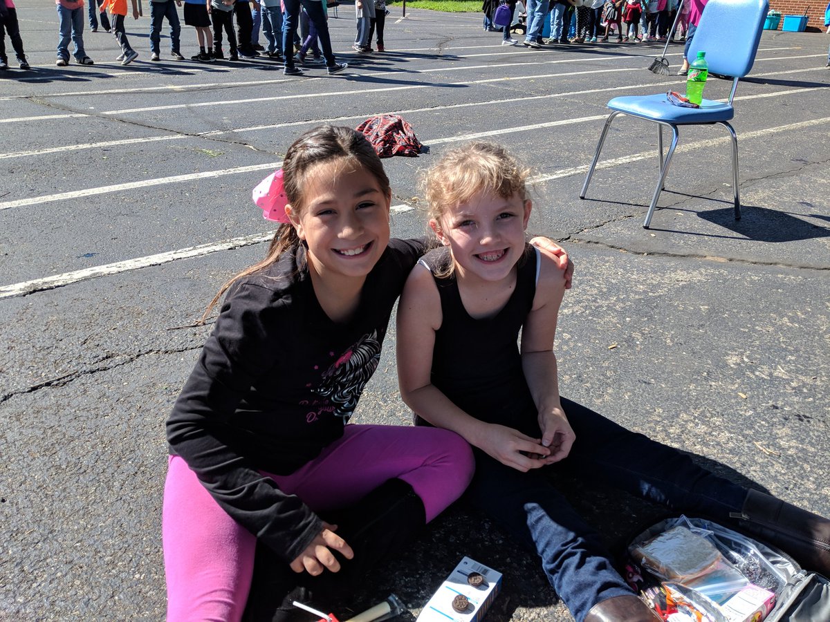 eastv_rams's tweet photo. Way to synergize today, Eastview staff and students!  #rampride #ramready https://t.co/uxjX3LjNK2