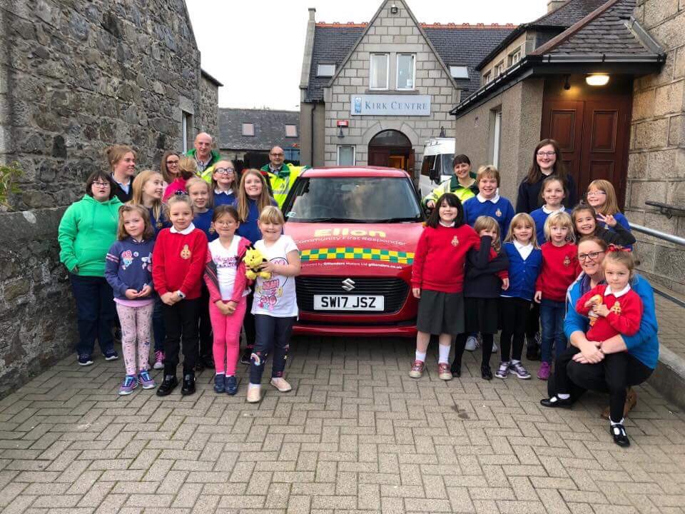 BeeEllon's tweet photo. Had a great night at GB tonight! One of the mums is an Ambulance Technician &amp; also a volunteer First Responder. She brought other responders with her. We learnt some CPR, the recovery position &amp; checked our oxygen. We got to look at their kit too! #gbistheplacetobee #ambassabees https://t.co/KRLYs7oM5h