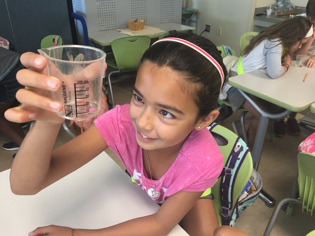 MrsQuadagnoTCS's tweet image. Experimenting with solutions and chemical changes! Vinegar + salt + dirty pennies = clean pennies! Ss observing a quick chemical change. #5thLearning #5thScience #TCSscience