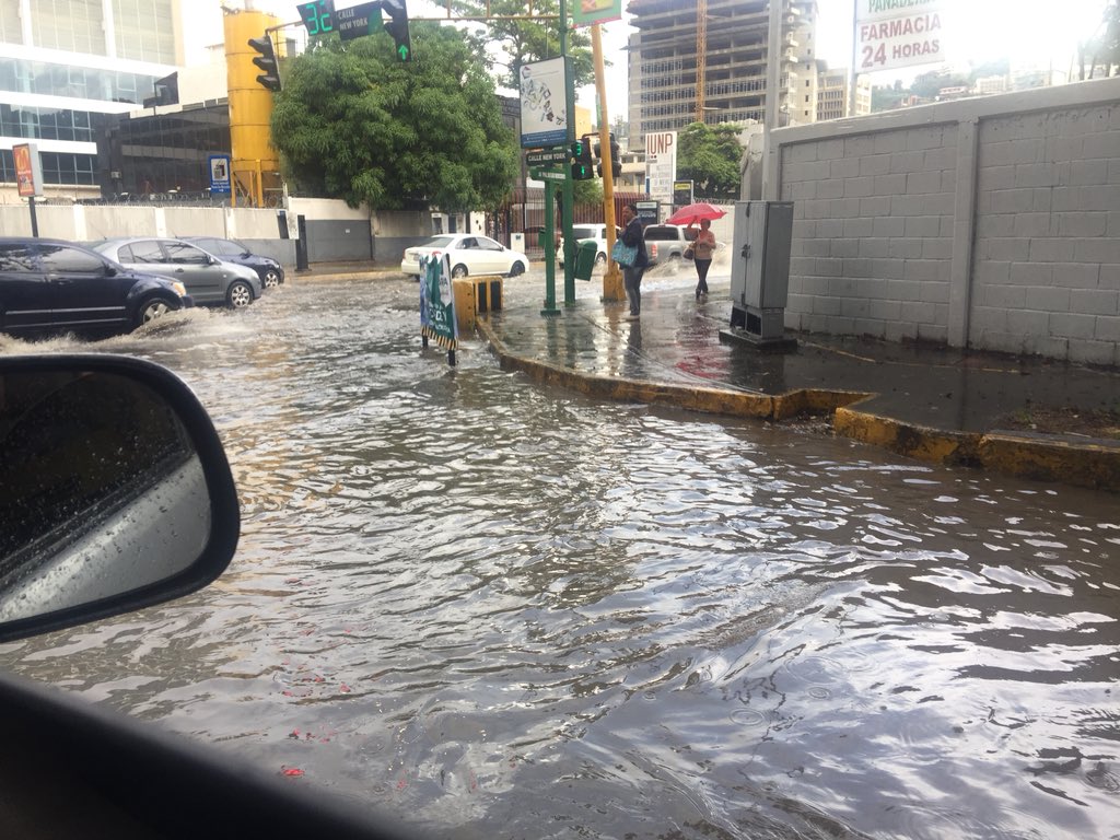 OmarVillalbaG's tweet photo. #Precaución🚨 🌨precipitaciones de #leves a #moderadas #constantes en el MunicipioBaruta. Pendiente con #ramas caídas y tapas de  #alcantarilla  fuera de su lugar. https://t.co/kt4AyY5DEJ
