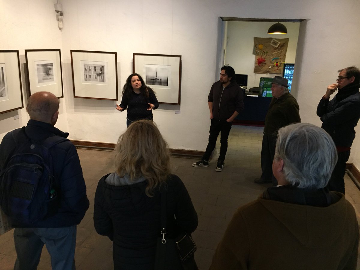 stgocultura's tweet photo. Hoy #exploraconbarrioarte en Galeria Posada del Corregidor la artista Alison Hantelhof nos enseña su técnica fotográfica en el Taller del barrido al barrido inverso #exploracontuborg https://t.co/QezuKnVkyL