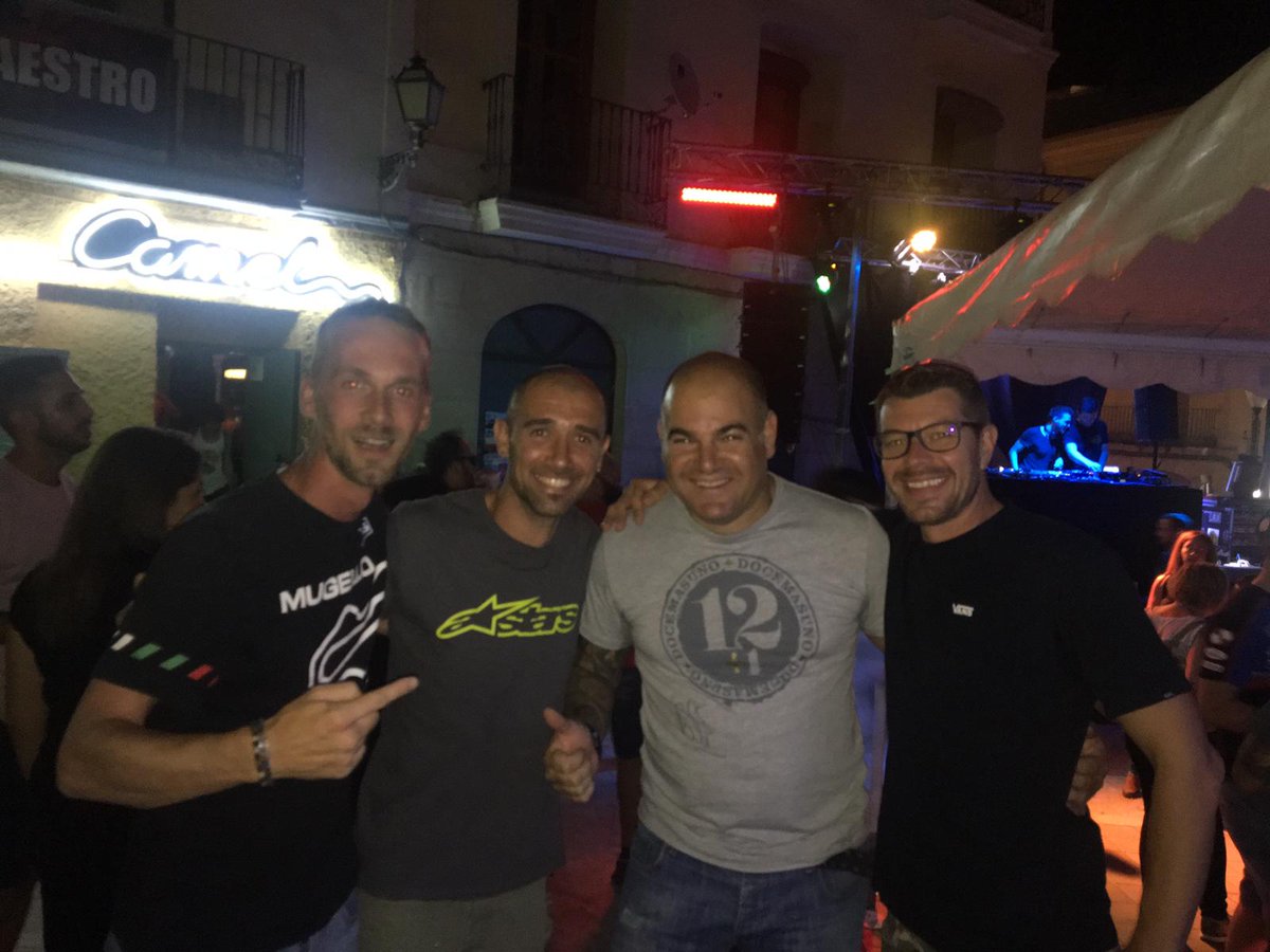 negroni_thomas's tweet photo. Una settimana di duro lavoro, e non è ancora finita...penso giusto giusto a 7 giorni fa. Le prime birre e i primi GinTonic. Che atmosfera a Alcaniz...
@coach146 @DigilyRoger @FlowerPower_46 🇪🇸🇮🇹🔝
#CapronisTeam #Claroooo 😂 https://t.co/5m06Yvqlrs