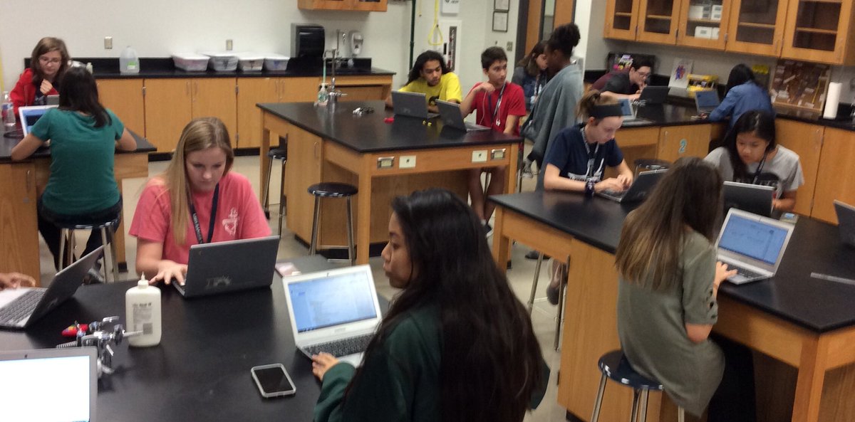 mcdoweld_chem's tweet photo. Bio students at @LSHSRangers working to build websites displaying their knowledge of The Cell. Will make great addition to their ePortfolios. #digitalfoorprint #FriscoFutureReady #FISDCommunicate #FISDscience https://t.co/UiozdtPYrF