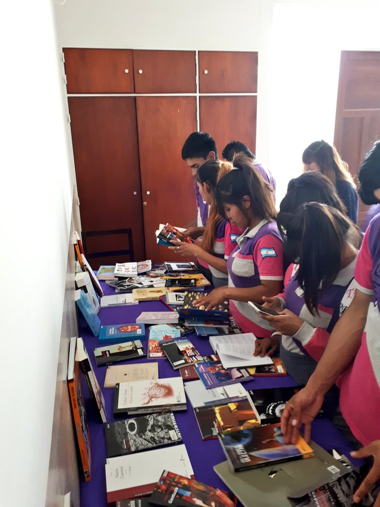 Daiana1715's tweet photo. Entrega de Libros a los estudiantes #LasPalmas5150 @LecturaSalta La lectura nos hace libres #Imaginación #Creatividad #Suspenso #Emociones @aniberruezo @MartaMariaMerlo @licdanielmamani @MEducacionSalta #Saltatransformaescuelas https://t.co/jt0EJjFHsQ