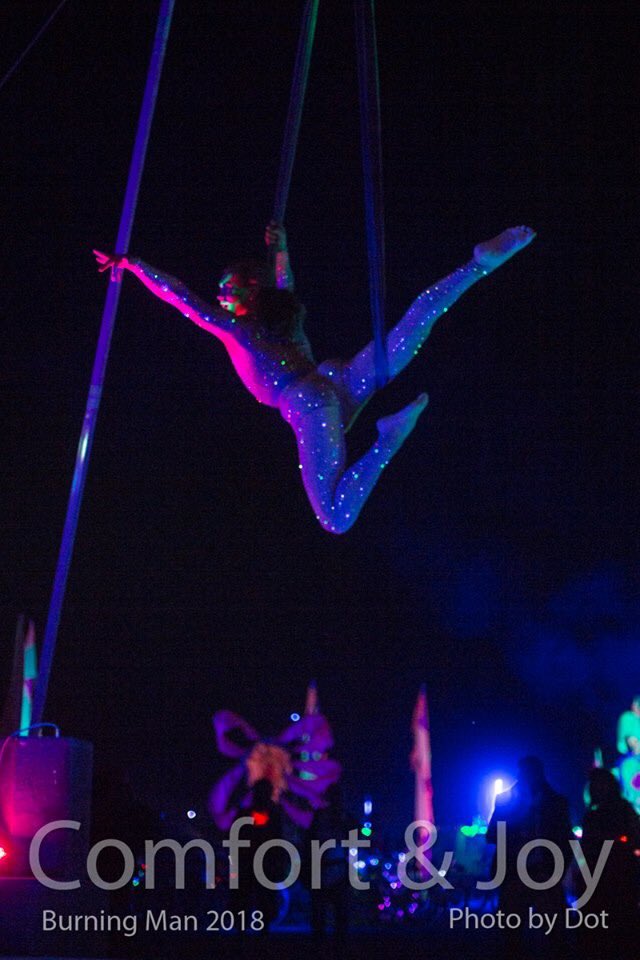 comfort_and_joy's tweet photo. Moss performs on our aerial rig at #BurningMan ~ #BlackRockCity #AerialAcrobatics #inDustWeTrust #BurningManPhotos #DailyBurnPic #PlayaPics #GayBurners #PlayaJoy https://t.co/BXbbhaiwZs