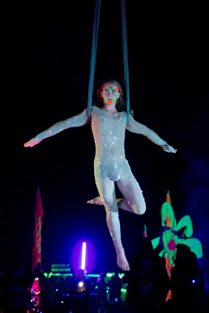 comfort_and_joy's tweet photo. Moss performs on our aerial rig at #BurningMan ~ #BlackRockCity #AerialAcrobatics #inDustWeTrust #BurningManPhotos #DailyBurnPic #PlayaPics #GayBurners #PlayaJoy https://t.co/BXbbhaiwZs