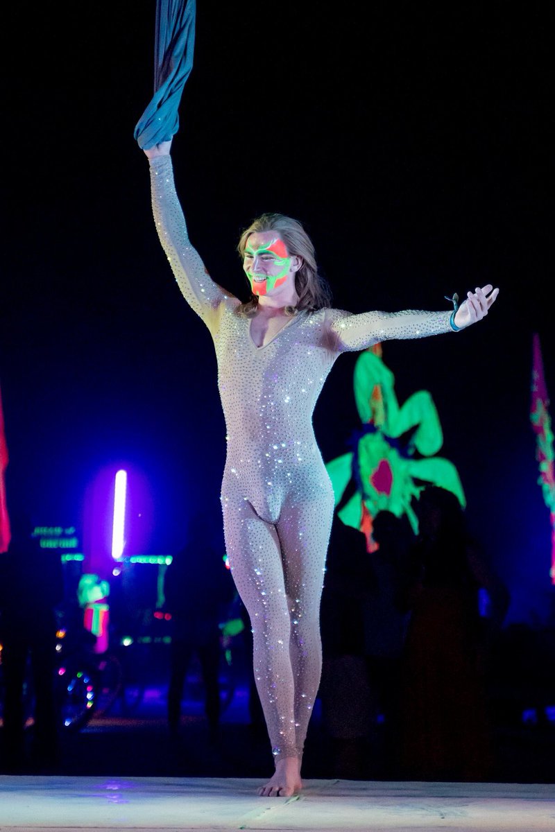 comfort_and_joy's tweet photo. Moss performs on our aerial rig at #BurningMan ~ #BlackRockCity #AerialAcrobatics #inDustWeTrust #BurningManPhotos #DailyBurnPic #PlayaPics #GayBurners #PlayaJoy https://t.co/BXbbhaiwZs