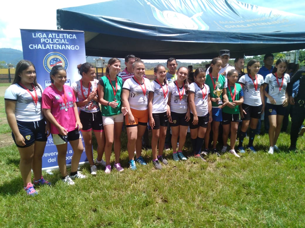 PNCSV's tweet photo. Hoy se llevo a cabo la clausura de #LigaAtléticaPolicial, en el departamento de #Chalatenango, donde se han beneficiado a más de 400 estudiantes de distintos centros educativos de esa localidad. #LAP2018 https://t.co/3PBi7hmdRb