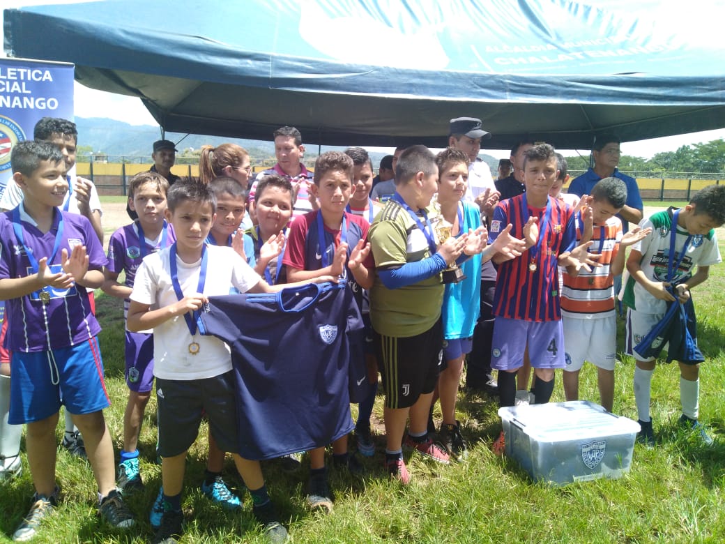 PNCSV's tweet photo. Hoy se llevo a cabo la clausura de #LigaAtléticaPolicial, en el departamento de #Chalatenango, donde se han beneficiado a más de 400 estudiantes de distintos centros educativos de esa localidad. #LAP2018 https://t.co/3PBi7hmdRb
