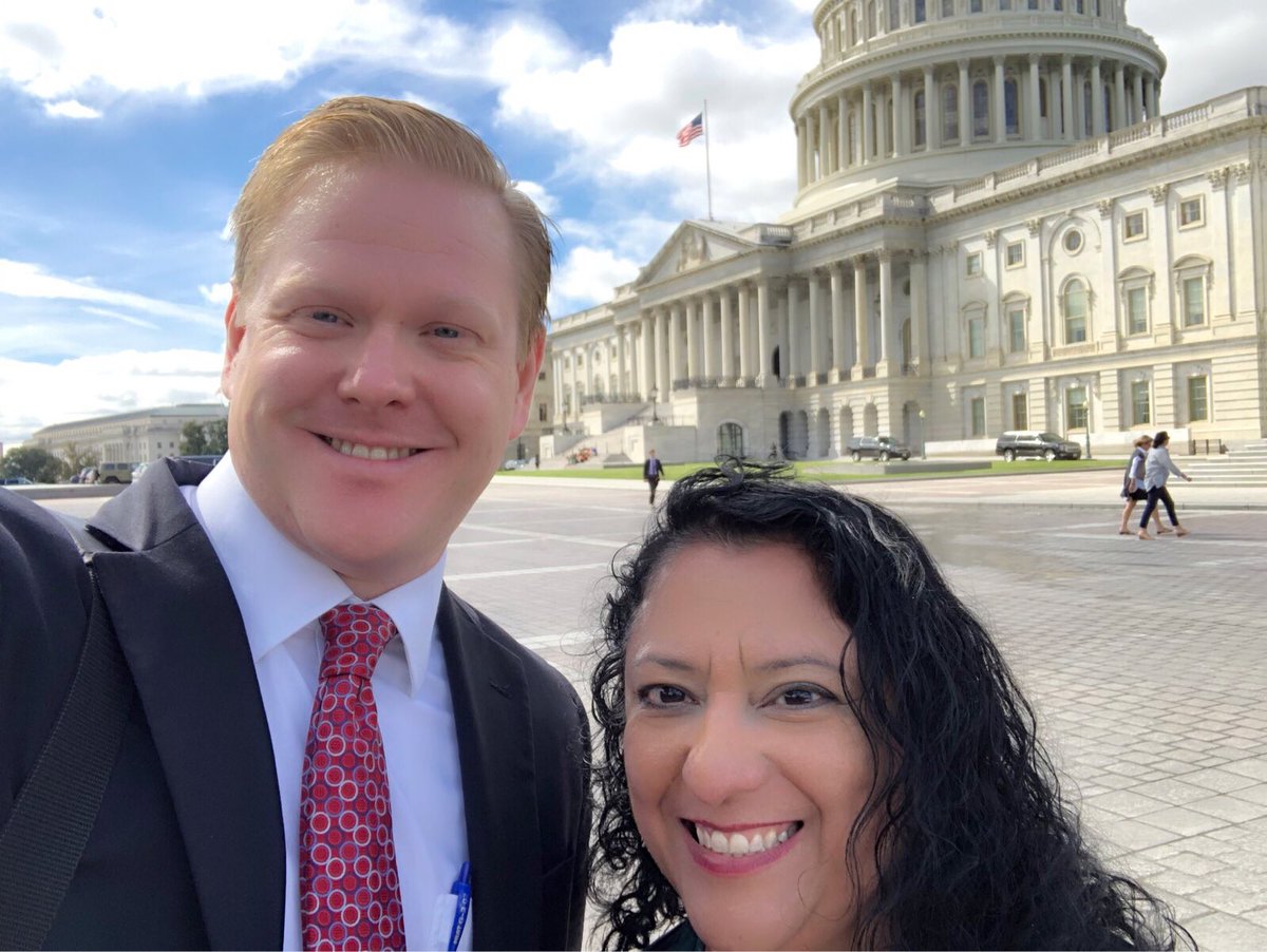 rebeccaesparza's tweet photo. Honored to represent #ovariancancer survivors everywhere alongside #GynOc Dr. @MatthewJCarlso from UT Southwestern Medical for todayβs #sgoflyin during #gcam in support of women with gynecologic cancers! @SGO_org https://t.co/xMgNwQhcjG