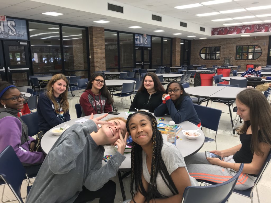 LHS_InteractClu's tweet photo. Interact Club hosted an Ice Cream Social this Friday to welcome new students to Lamphere High! What a success with some yummy treats! #WeAreLamphere 🍦 https://t.co/ibILkioeH6