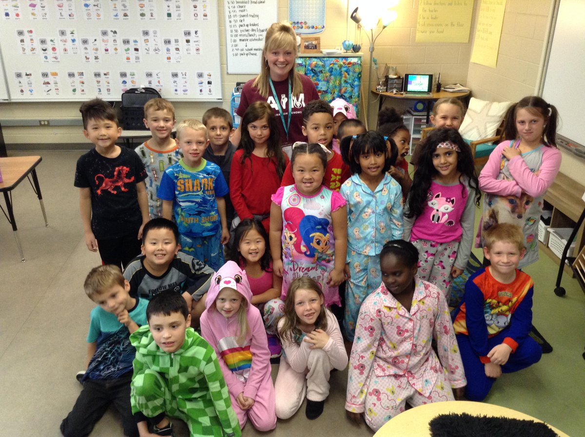2ndSandberg's tweet photo. 2G ended the month of September with a pajama celebration for our kind and respectful behavior! #gorRHpride https://t.co/NPL38J5lyT