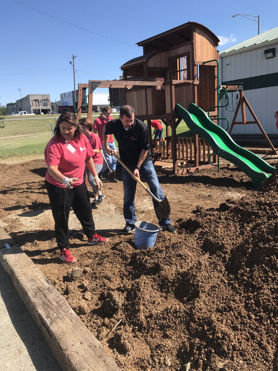 unitedwaynea's tweet photo. St. Bernards Healthcare digging in and helping out City Youth #DOC2018 https://t.co/0vubsoVB7Y