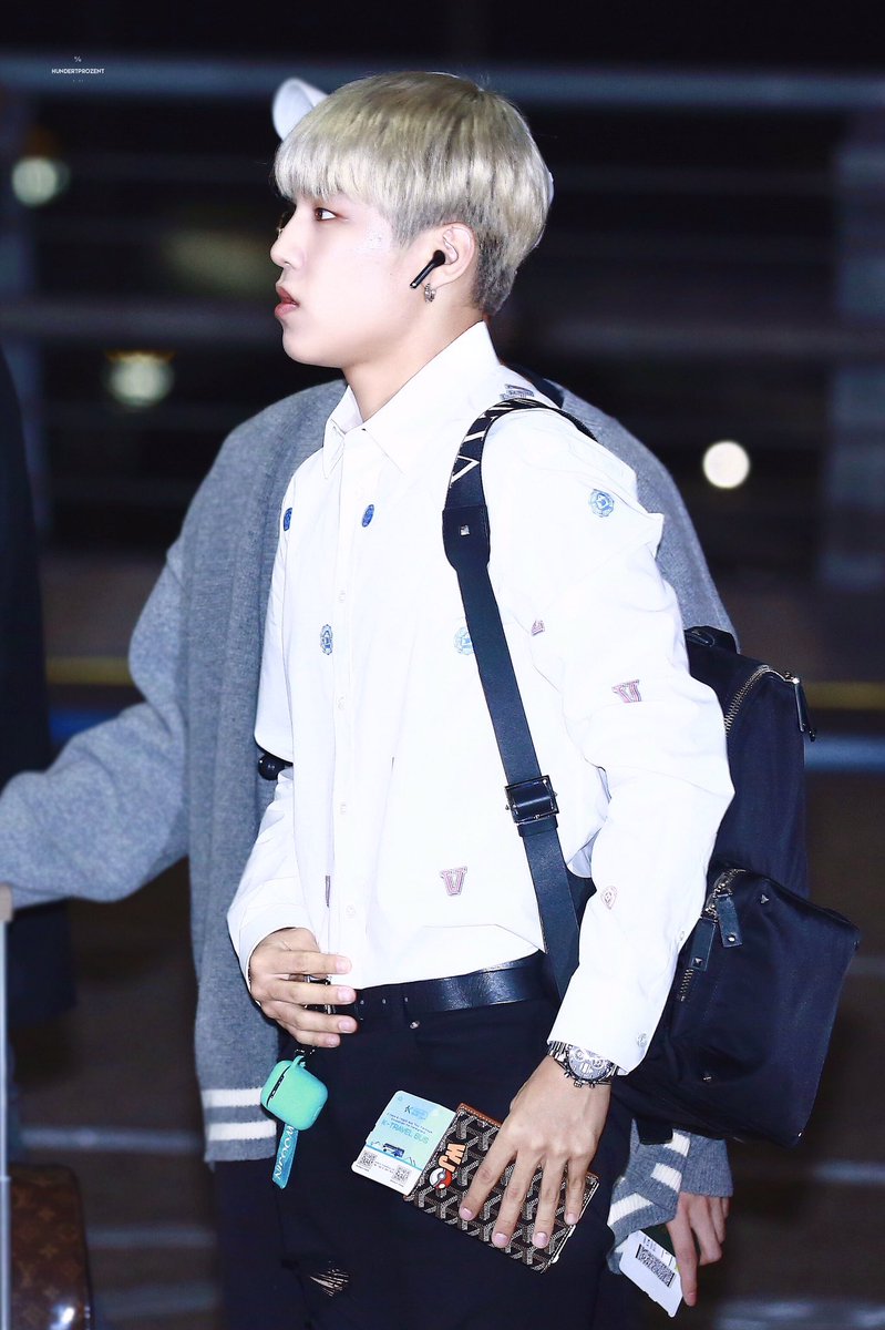 HundertP1102's tweet photo. 180928 ICN HQ
우진이 오래만이에요^^ 태국 케이콘도 화이팅하자!!💛🖤
#워너원 #woojin #박우진 #WANNAONE #parkwoojin #朴佑镇 #우진 https://t.co/5PvPmNJAZZ