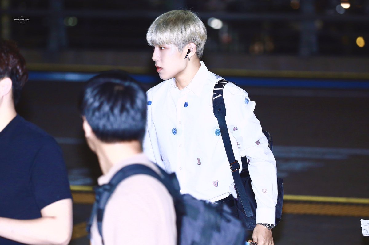 HundertP1102's tweet photo. 180928 ICN HQ
우진이 오래만이에요^^ 태국 케이콘도 화이팅하자!!💛🖤
#워너원 #woojin #박우진 #WANNAONE #parkwoojin #朴佑镇 #우진 https://t.co/5PvPmNJAZZ