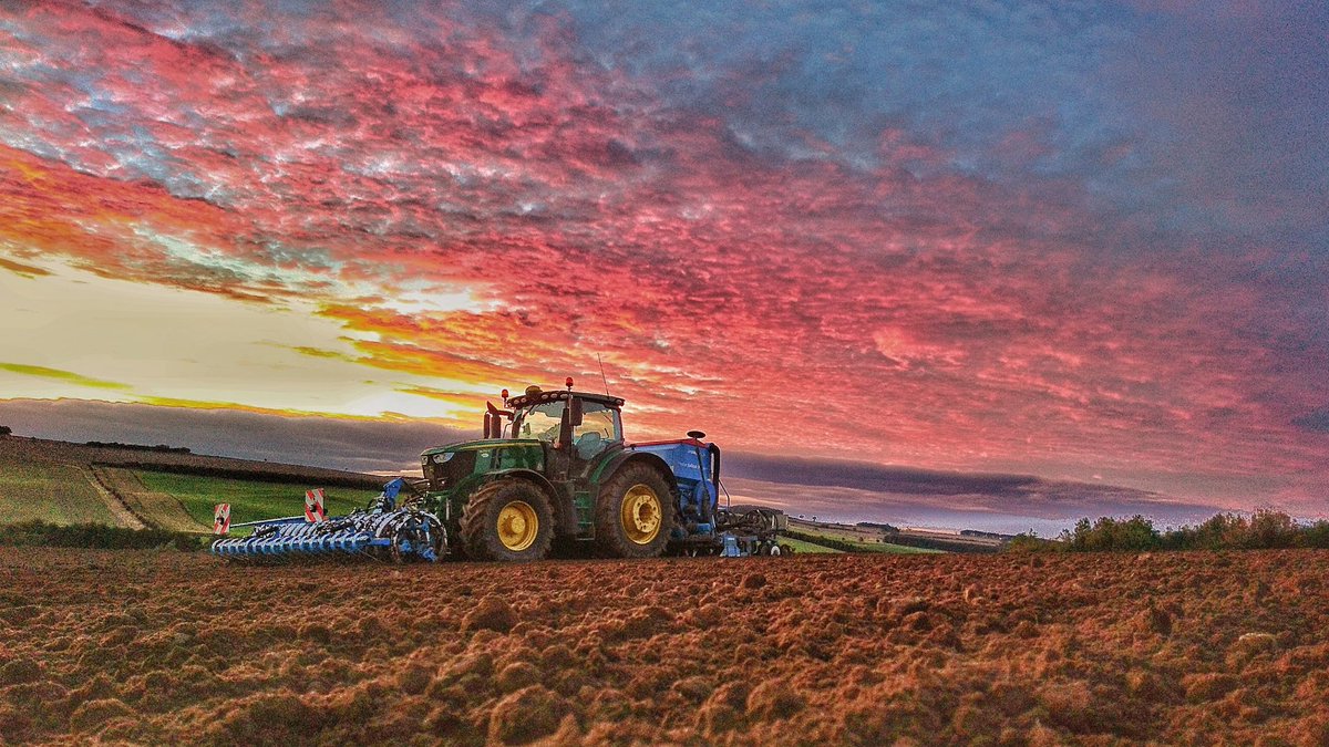 tony6290's tweet photo. John deere 6250R with a Lemken front and back. Sowing winter oats in North Northumberland Tonight #JOHNDEERE #Lemken #RICKERBYS #Northumberland #farming #Farm #nightsky https://t.co/ITe5nOtFiu