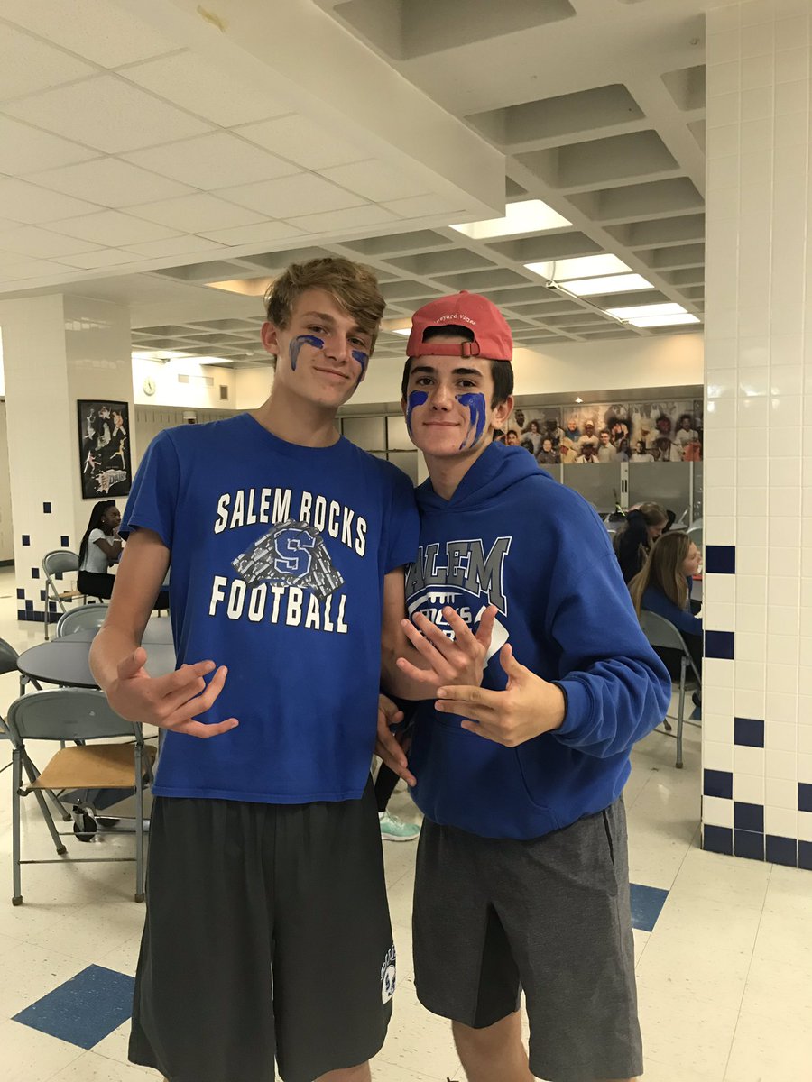 Salem_LinkCrew's tweet photo. Come join us in the Salem Cafeteria for the Hoco Tailgate🏈🥇🔵⚪️🔵⚪️🥇 https://t.co/W6Z2oRky58