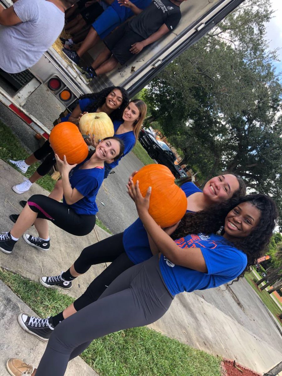 msgator9's tweet photo. @HMLSrHighSchool @HML_CHEER Spreading cheer throughout our community 🎀 while helping out #pumpkinpatch #communityservice https://t.co/s7TEDYpVHe
