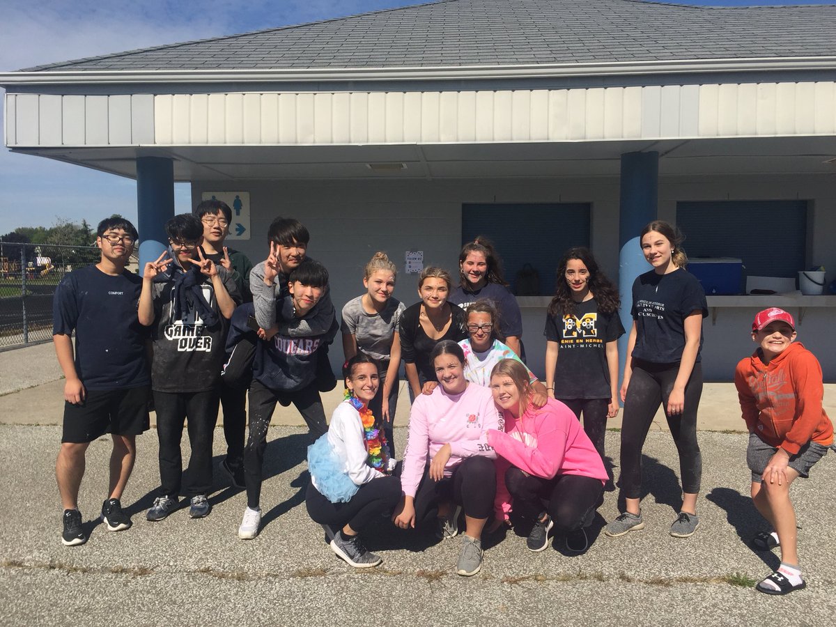 ccartersac's tweet photo. grade 9 day was a huge success! a huge thank you to Mrs. Fox’s leadership class for helping Student Council run this fun day! 🐾💙 https://t.co/a8JSVLFVL5