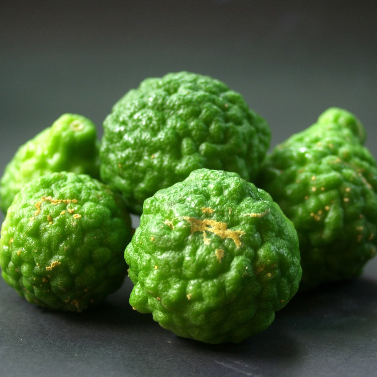 TakeoutKit's tweet image. Kaffir lime is a citrus fruit native to tropical Southeast Asia. Its leaves are widely used in Thai and Lao cuisine, such as Tom Yum soup, and Cambodian cuisine. 💚 Try a taste of kaffir lime in our Burmese Curry Noodles meal kit! 🍜 buff.ly/2PHrrhf #takeoutkit