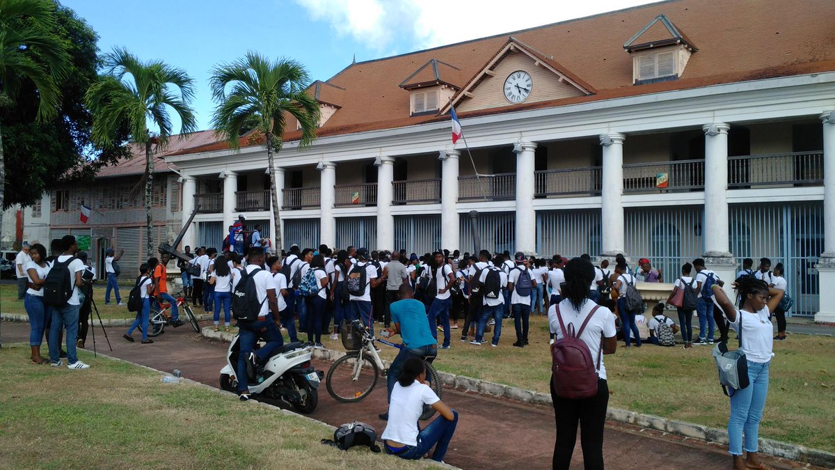 GuyanAlternativ's tweet photo. Préfecture de CAYENNE, des lycéens demandent la libération de leur camarade retenu au CRA depuis plus de 2 semaines. 
Enzo, 21 ans, arrêté sur le chemin du lycée sera expulsé car sans papiers. 
Ils ont demandé à être reçu par le préfet.
TOTAL SOUTIEN à ces lycéens ! https://t.co/g7ctGDiczm