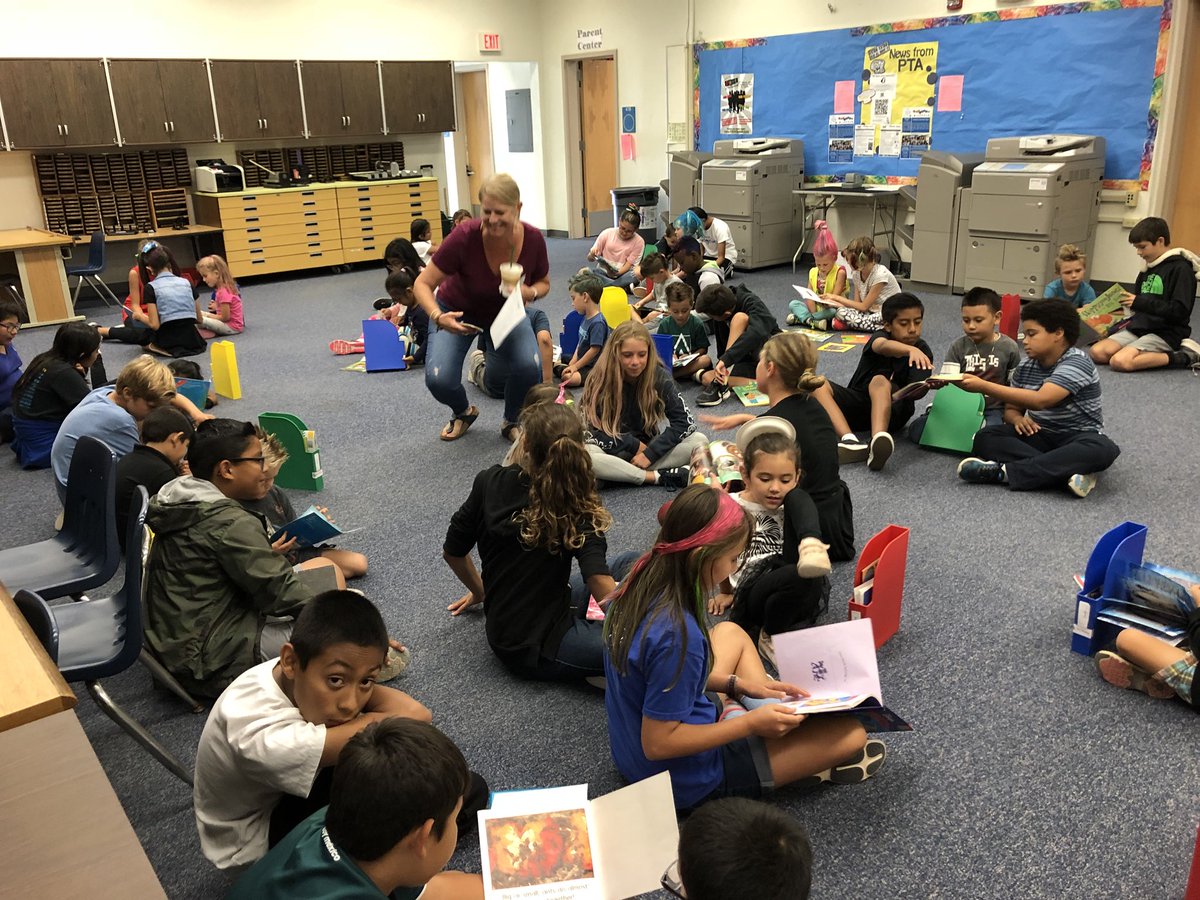 Meeting our 5th grade buddies for some partner reading! .<a href="/CasitaMagnet/">Casita Center</a> .<a href="/casita5th/">Casita 5th</a>