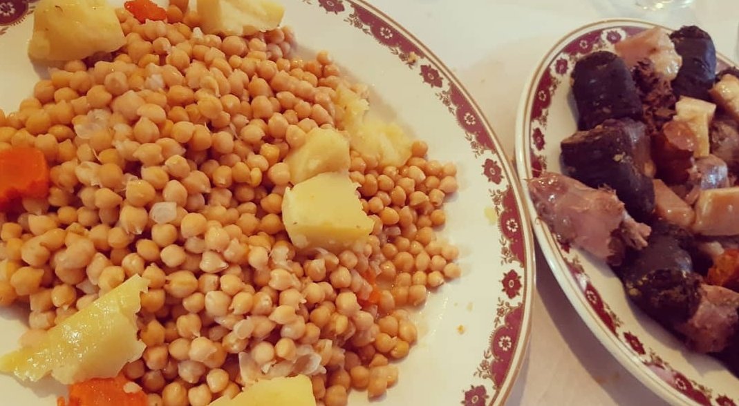 🔶El consejero de Medio Ambiente, <a href="/carlosizqtorres/">Carlos Izquierdo</a>, nuestro alcalde <a href="/BorjaGIglesias/">Borja Gutiérrez</a>, otros alcaldes y agricultores han presentado hoy en Colmenar del Arroyo la NUEVA y ABUNDANTE COSECHA de GARBANZO de la @garbanceramad, un cultivo de gran CALIDAD y extraordinariamente sabroso. 🔝